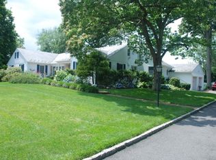 32 Papermill Rd, Manhasset, NY 11030