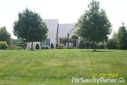 Front view from the road : nicely landscaped and great curb side appeal