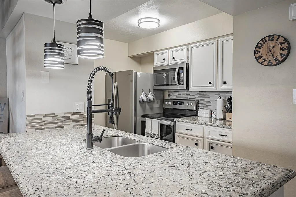 2 bed, 2.0 bath, 917 sqft, $1,650 — Photo 3