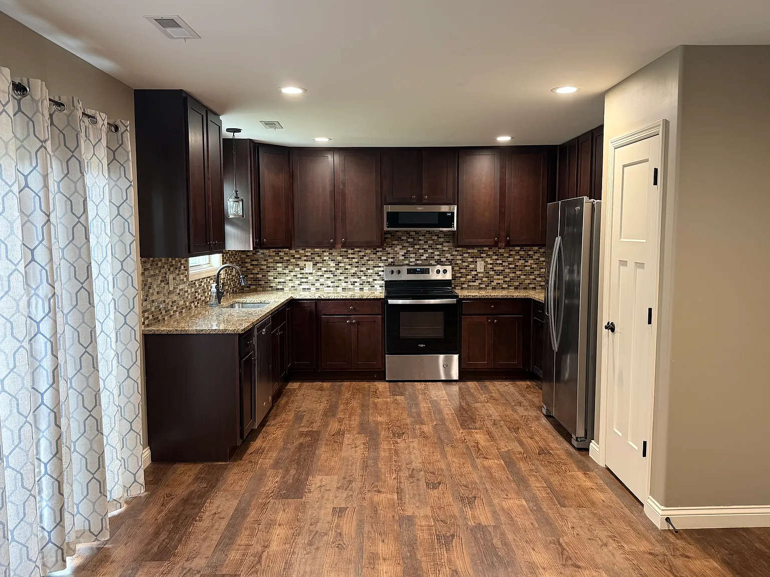 4 bed, 1276 sqft, $2,000 — Photo 2
