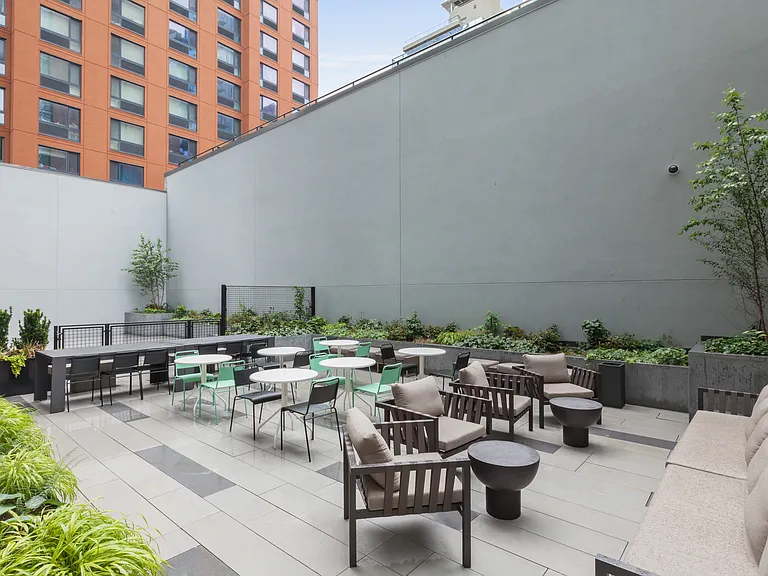 Watermark LIC — Photo 19