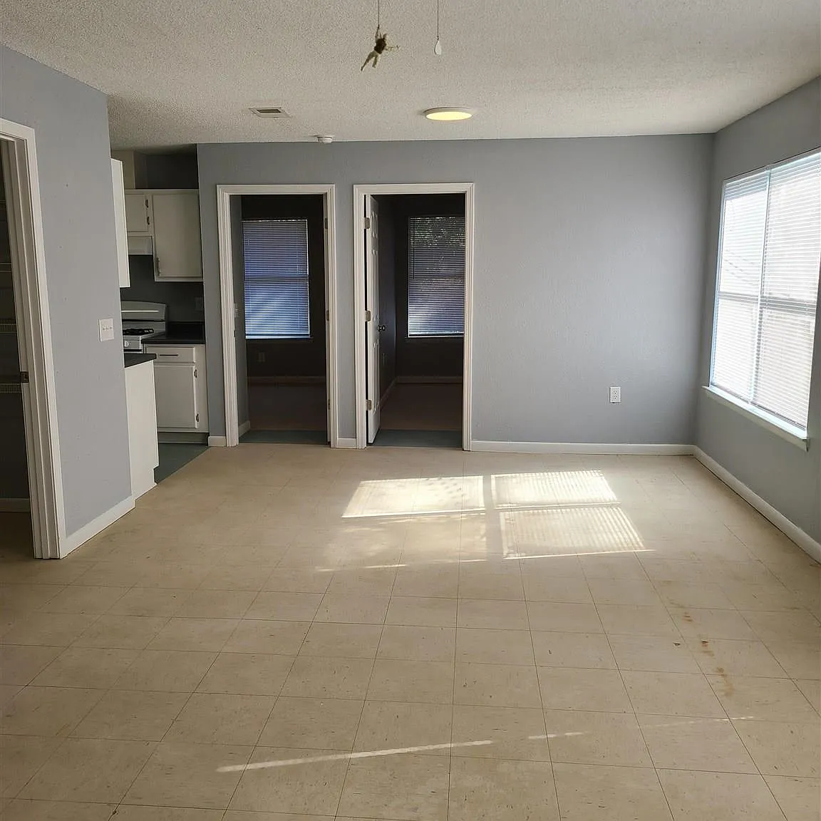 3 bed, 900 sqft, $995 — Photo 2
