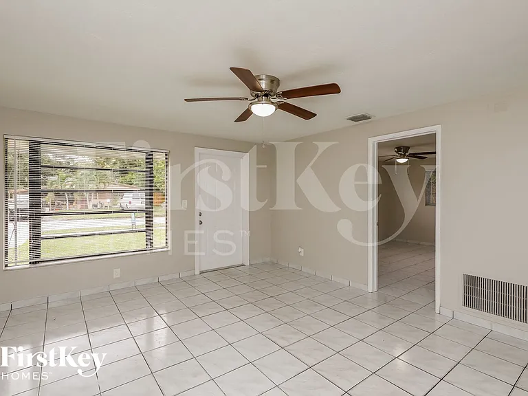 5826 N Farragut Dr — Photo 2