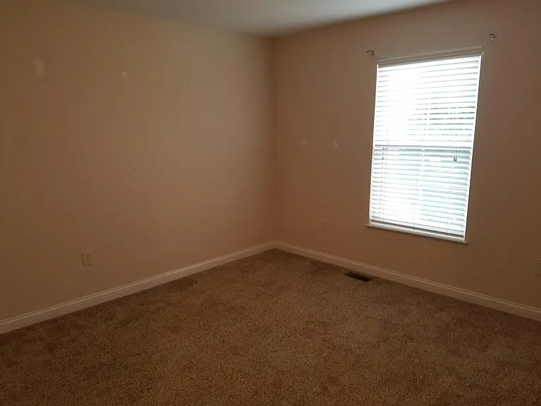 1052 Hunterallen Dr — Photo 9
