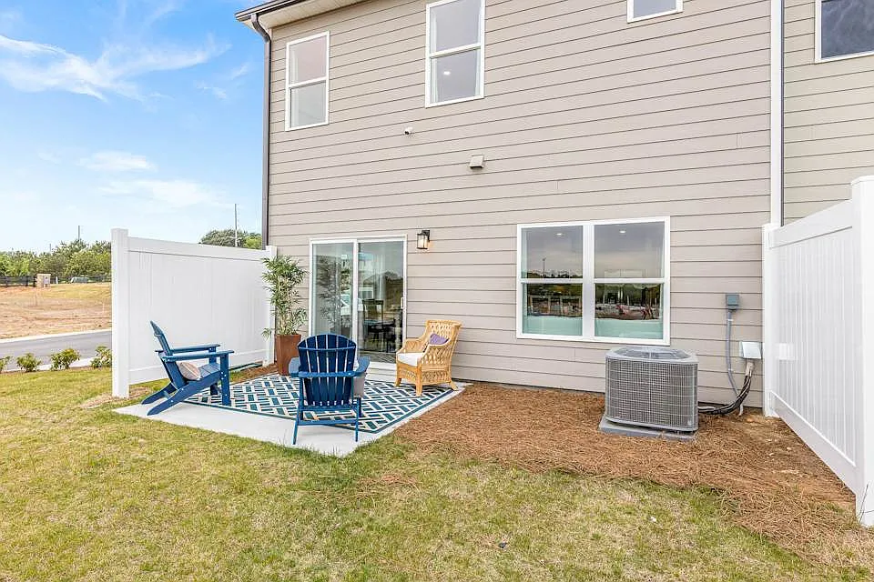 3 bed, 2.5 bath, 1842 sqft, $2,100 — Photo 3