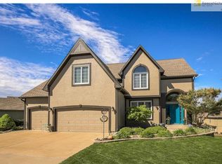 509 NE Oaks Ridge Dr, Lees Summit, MO 64064