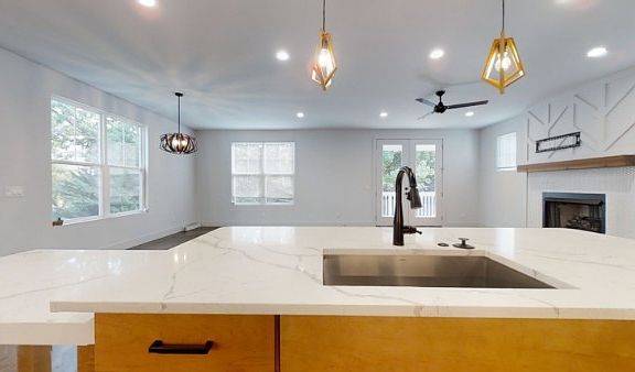 5th image of 2082 Whitney Ave