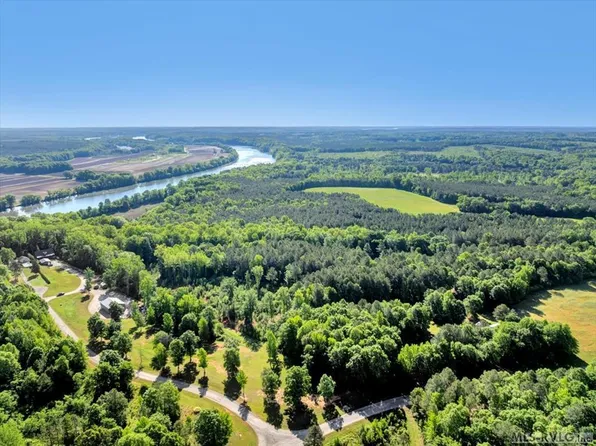 14 Boxwood Shores Dr, Boydton, VA 23917
