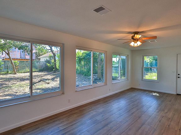 5th image of 208 N Oleander Ave