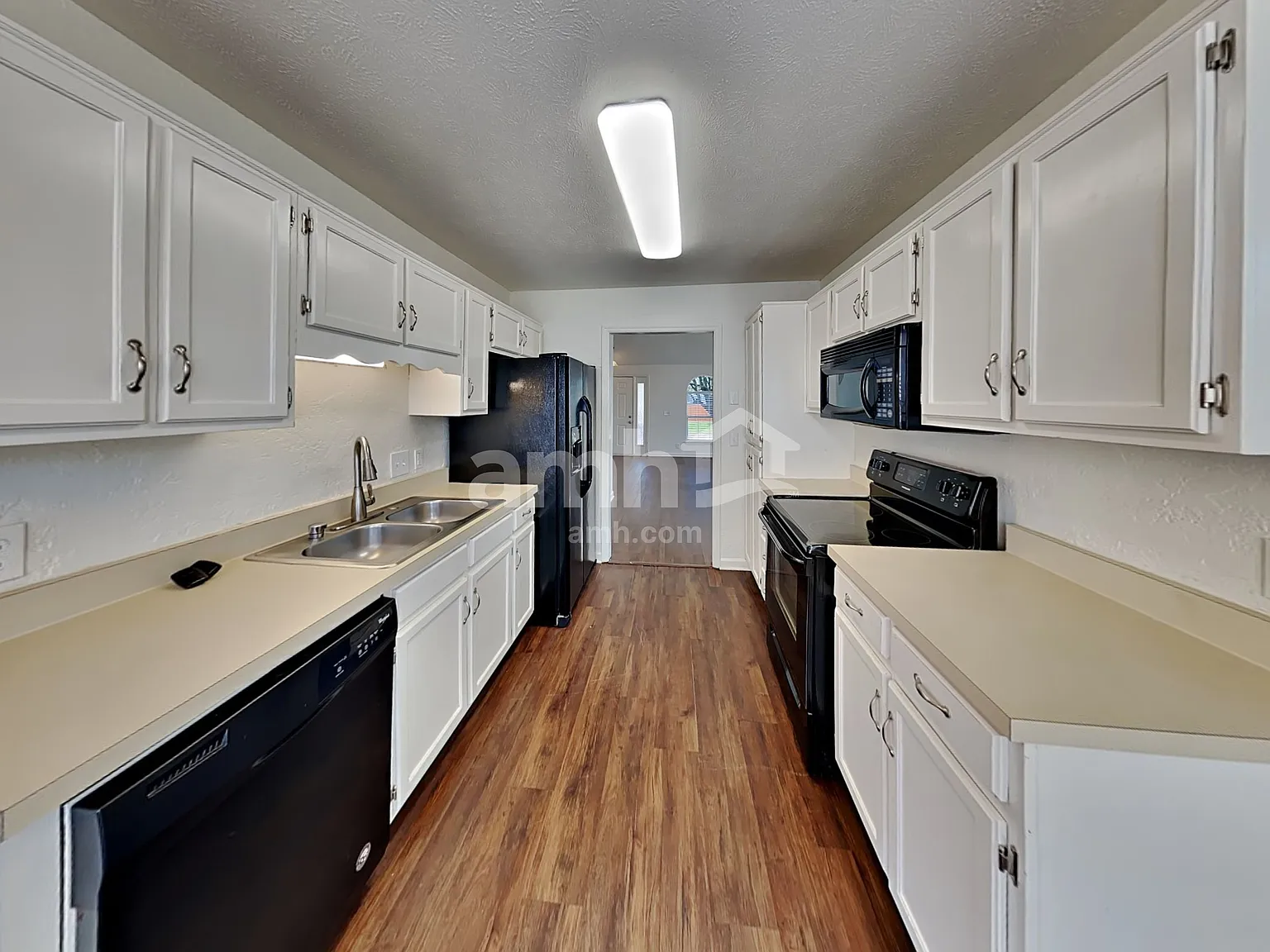 3 bed, 2.0 bath, 2121 sqft, $2,605 — Photo 3