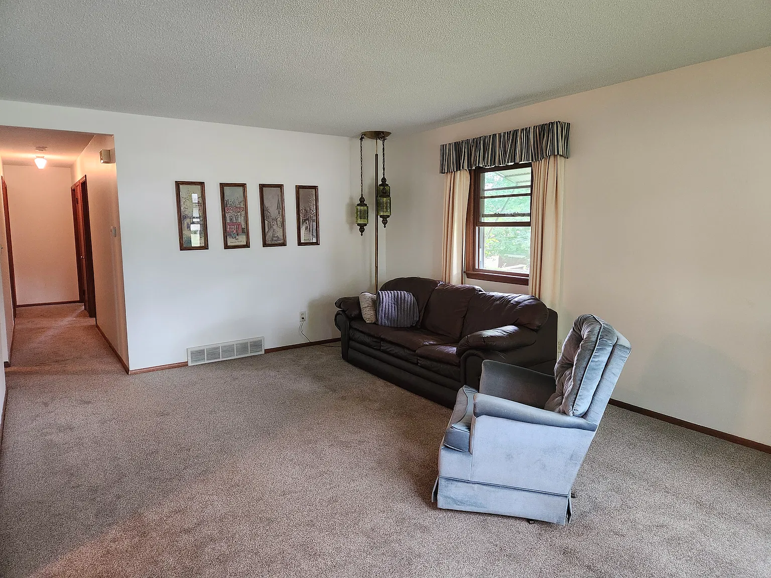 4 bed, 2.5 bath, 2400 sqft, $2,300 — Photo 3