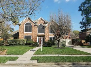 902 Pinewood Ln, Seabrook, TX 77586