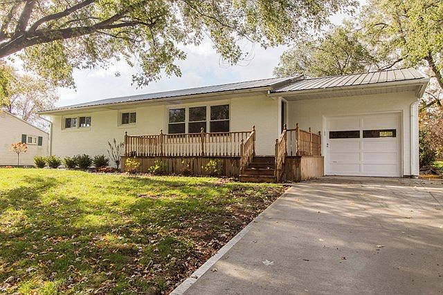 1st image of 1043 Eastview Dr