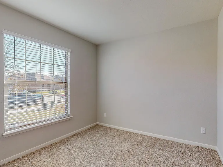 2113 Emma Ct — Photo 12