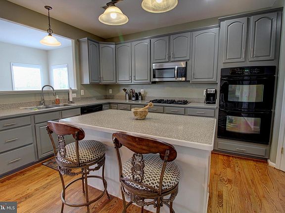 3rd image of 924 Langdale Ct