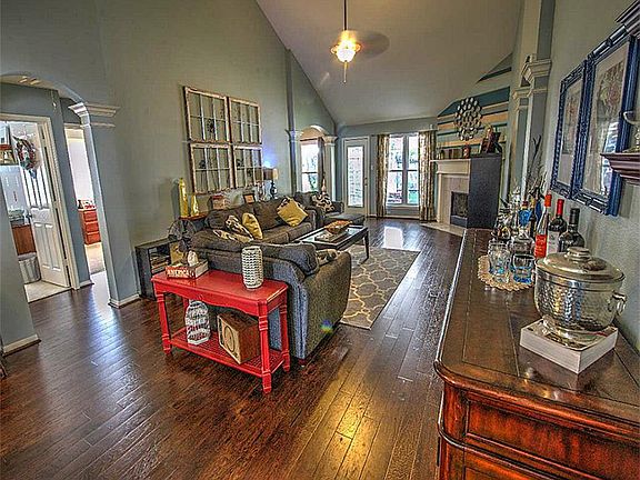 2nd image of 2302 Glendavon Ln