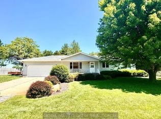 101 Riverview Dr, Phillips, NE 68865