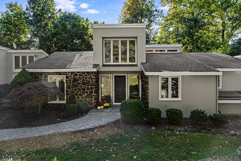 1st image of 33 Crest Dr