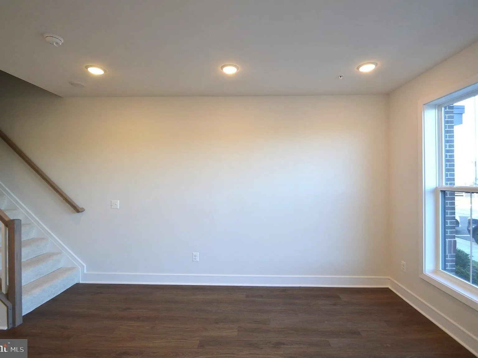 3 bed, 4.0 bath, 2324 sqft, $3,295 — Photo 3