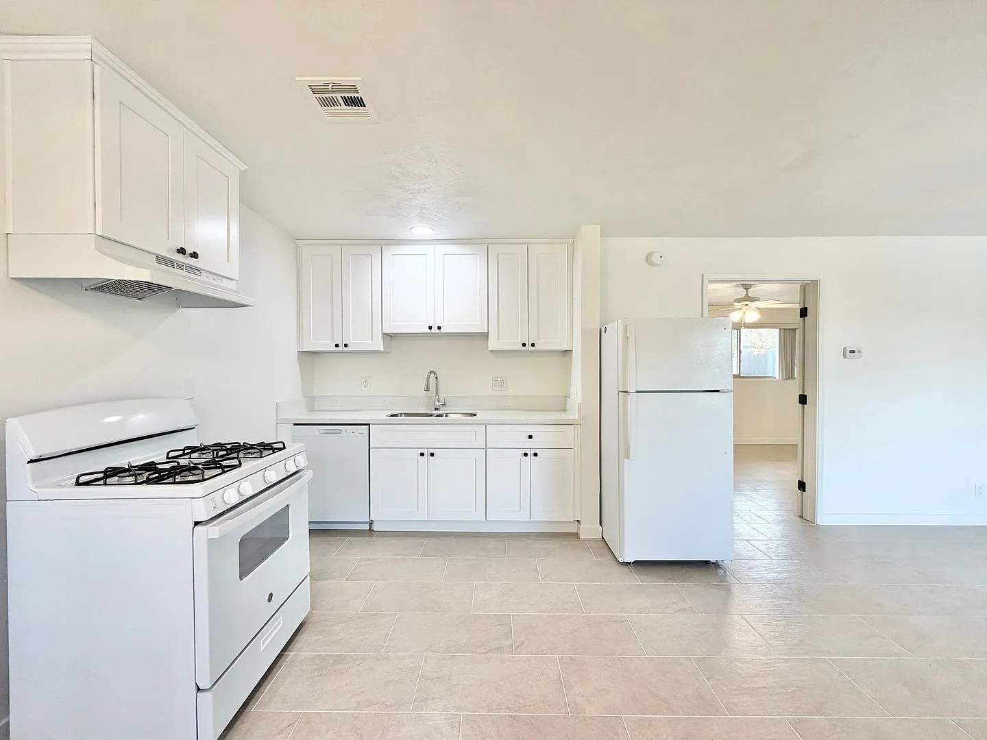 Available Now!! 1 Bedroom, 1 Bathroom Apartment In Palm Springs! — Photo 2