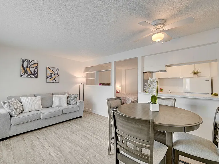 4050_Palos Verdes St_model-8