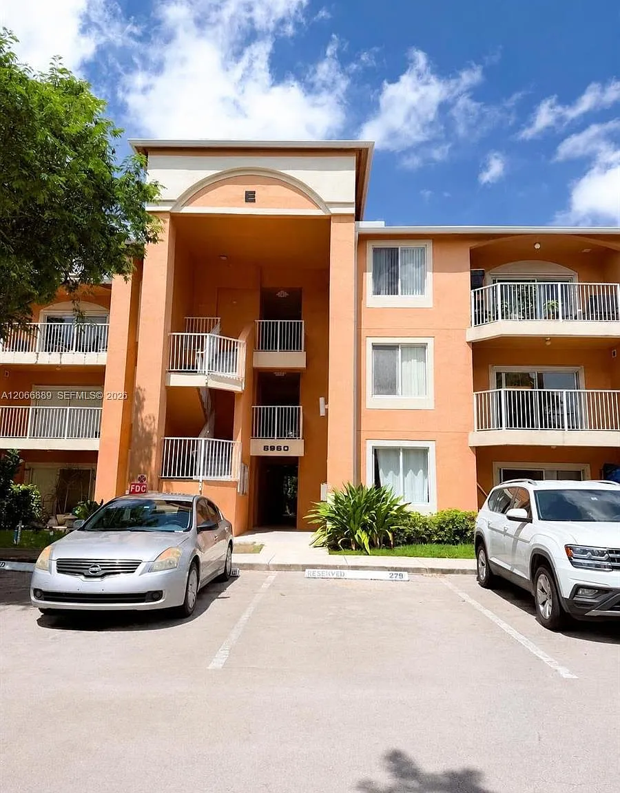 Courtyards At Davie Condo — Photo 2