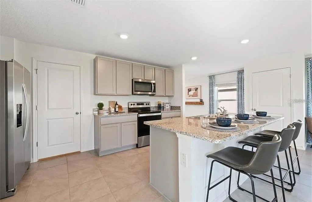 4 bed, 2.5 bath, 2260 sqft, $2,450 — Photo 2