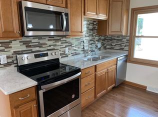 6197 S 39th St, Greenfield, WI 53221