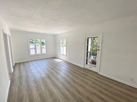 7956-7958 Norton Ave