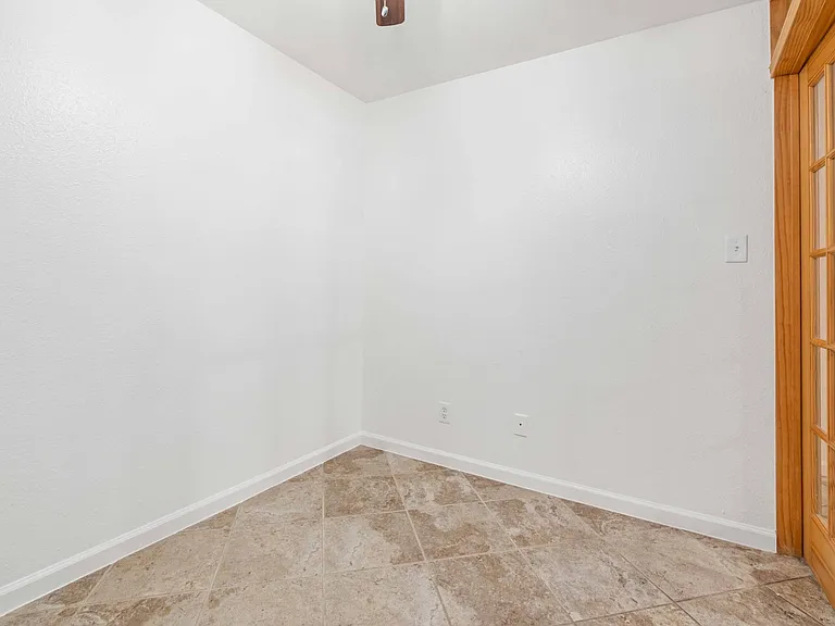 2110 Kinney Ave — Photo 15