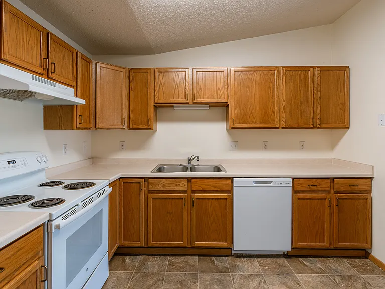 Fargo, ND Sunwood Apartments | Living and kitchen Fargo, ND Sunwood Apartments | Kitchen