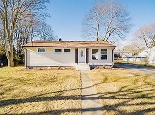 35 Liverpool St, Warwick, RI 02886