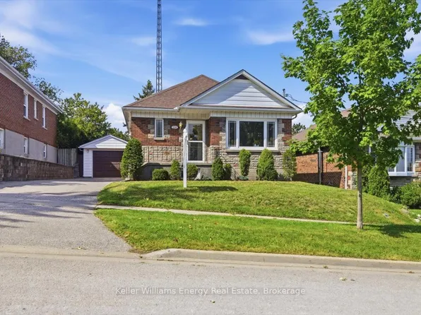 216 College Ave, Oshawa, ON L1J 1R7