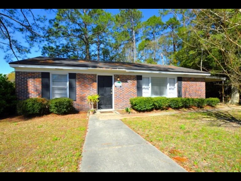 1807 Hollybrook Cir — Photo 1