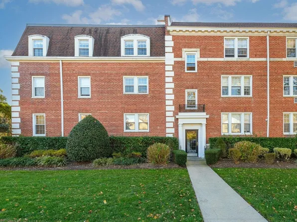 36 Hamilton Place #J, Garden City, NY 11530