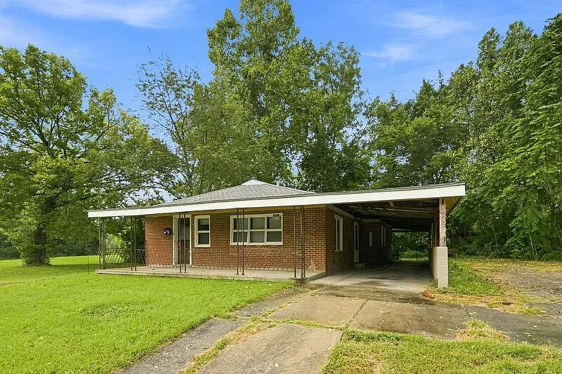 3 bed, 1.0 bath, $895 — Photo 1
