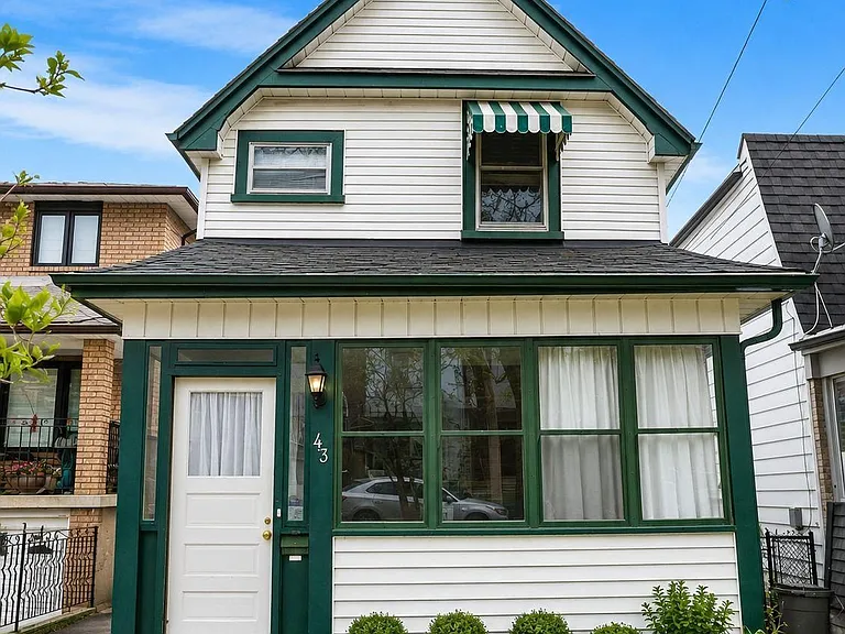 43 King Edward Ave — Photo 2