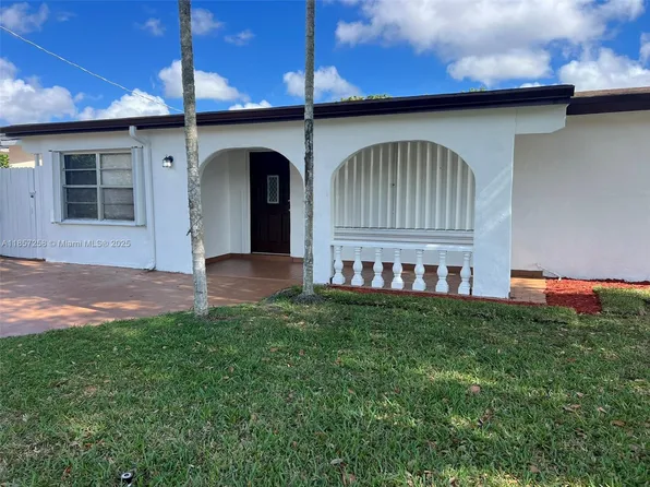 2601 Acapulco Dr, Hollywood, FL 33023