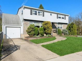 55 Juniper St, Farmingdale, NY 11735