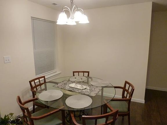 4th image of 44 E Floral Ave