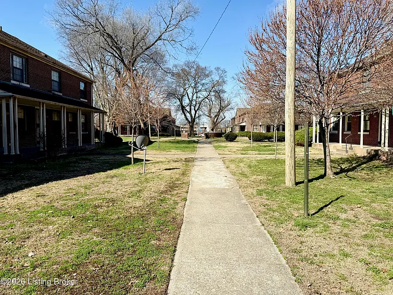 12 College Ct — Photo 2