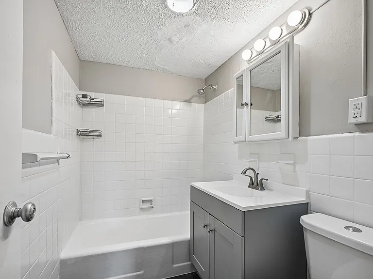 Bryn Mawr Apartments — Photo 17