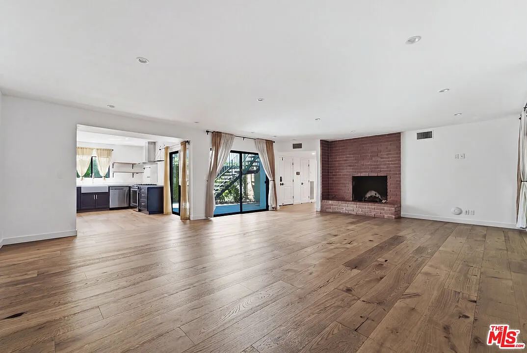 2 bed, 2.0 bath, 1900 sqft, $8,750 — Photo 2