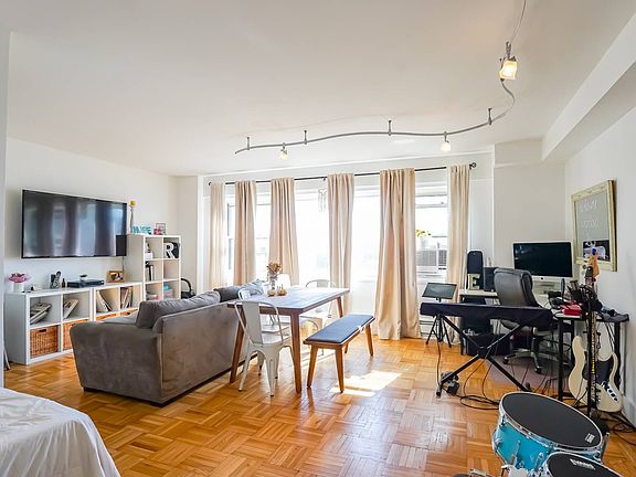 4th image of 1 Fordham Hill Oval APT 7A