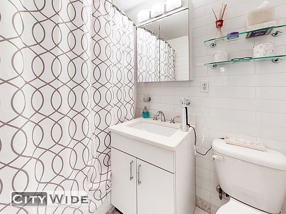 4th image of 219 E 69th St #11P