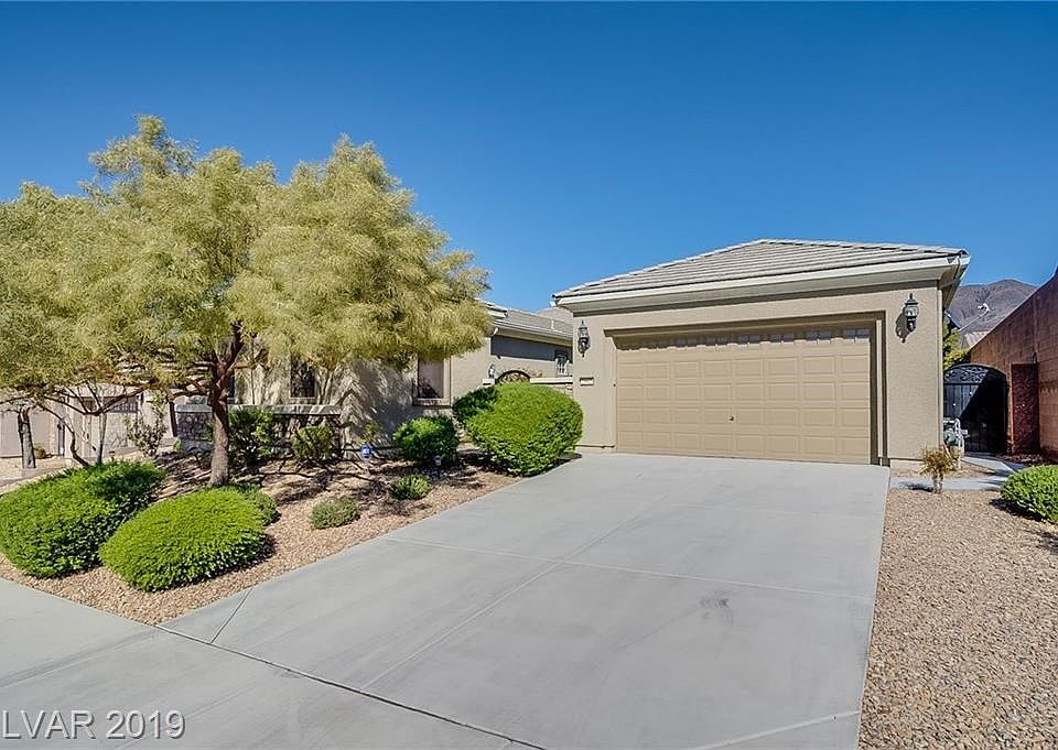 Gorgeous and meticulous single story with casita in Madeira Canyon