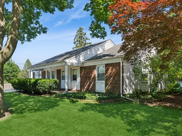 921 Country Ln, Buffalo Grove, IL 60089