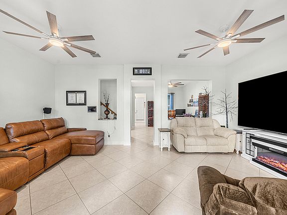 5th image of 704 NW 83rd Place