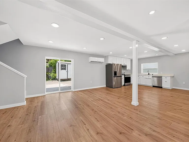 1099 Grove Ave — Photo 2