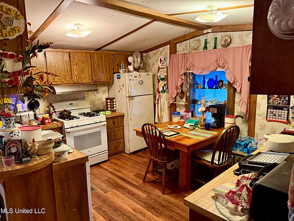 2nd image of 979 Bear Lake Rd E